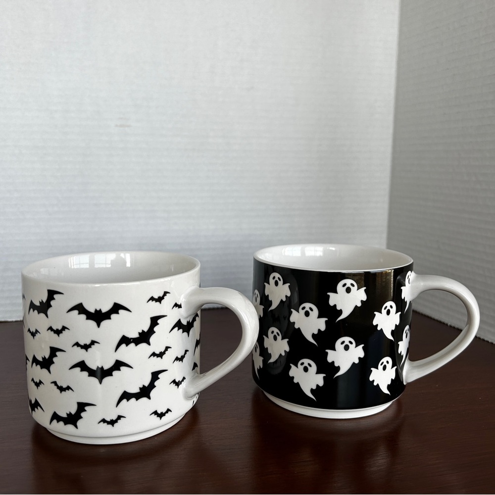 Mug Shotz Two Large Mugs One with Ghosts and One with Bats Halloween